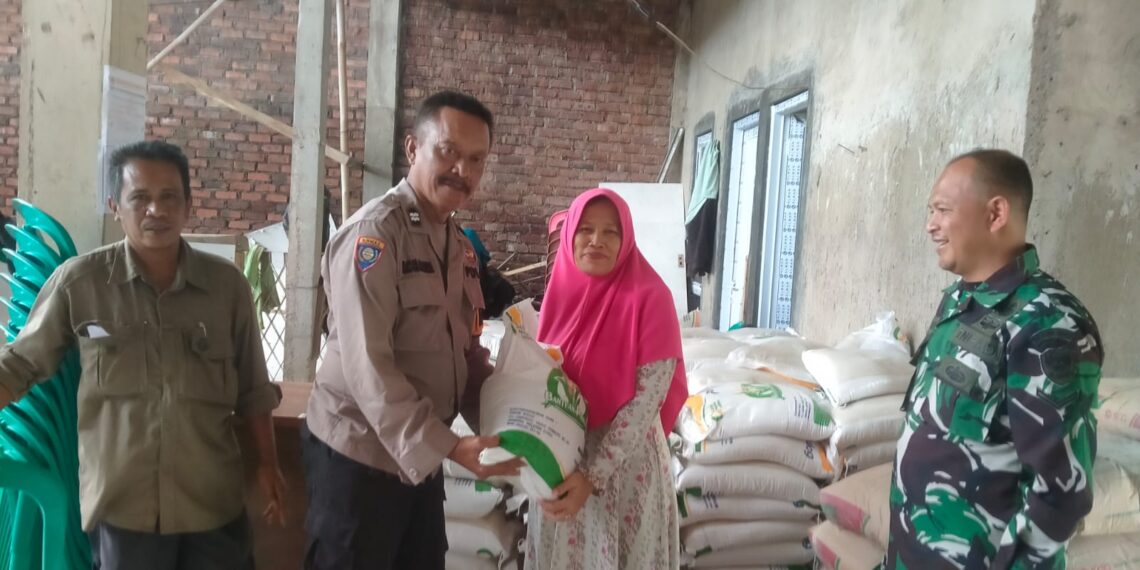 Polsek Cisaat Kawal Penyaluran Bantuan Beras Cadangan Pangan
