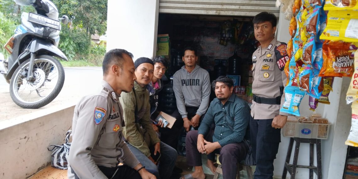 Anggota Samapta Polsek Lembursitu melakukan patroli