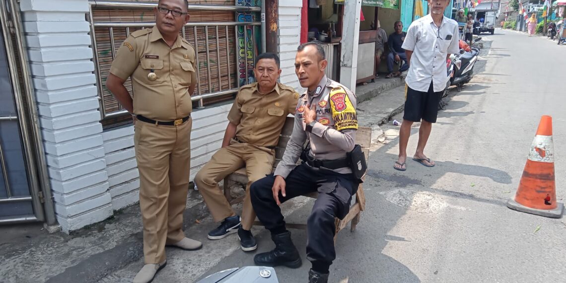 Bhabinkamtibmas Polsek Lembursitu Sinegritas bersama unsur terkait dari pihak kelurahan sindangsari