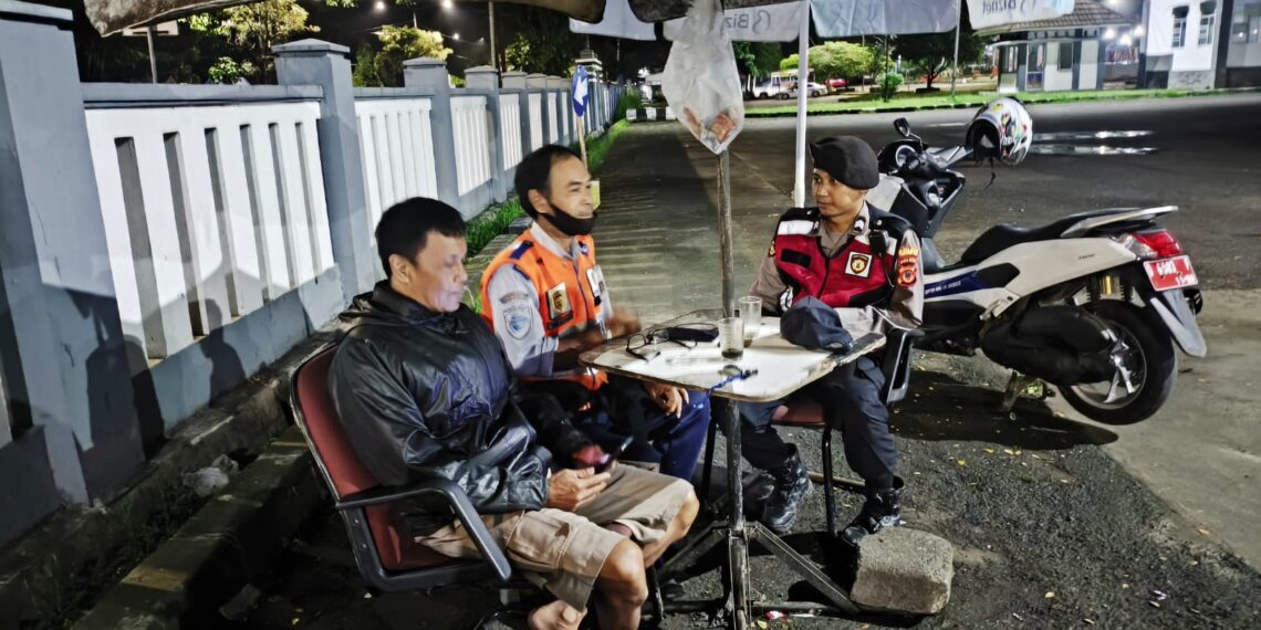 Optimalkan Patroli malam, Polsek Baros hadir sambangi warga Ciptakan Kondusifitas  dimalam hari