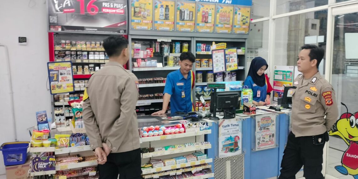 Polisi Sektor Sukalarang Patroli Malam Sambangi  Minimarket Dialogis Dengan Karyawan Dan Masyarakat