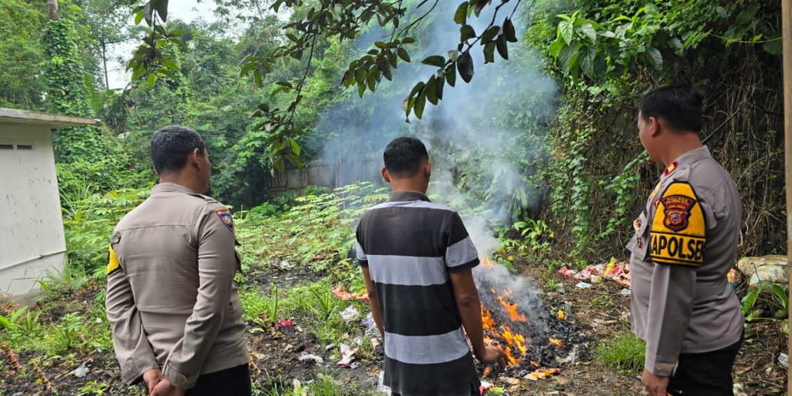 Demi Lindungi Konsumen, Kapolsek Sukabumi Dampingi Pemusnahan Makanan Kadaluarsa