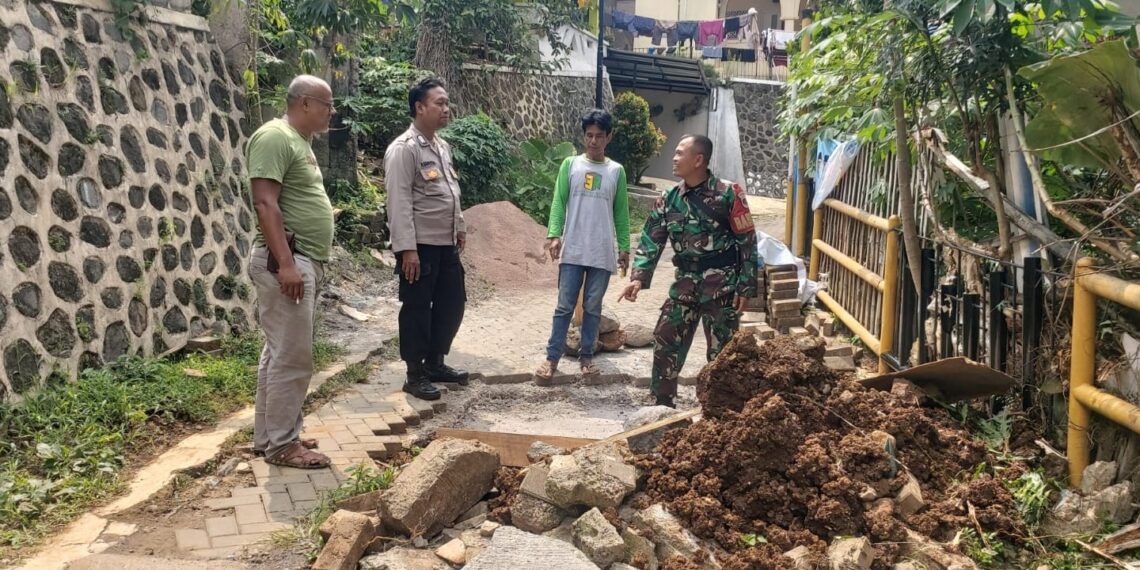 Jaga Kondusifitas Pilkada Serentak 2024 Bhabinkamtibmas Sambangi Warga