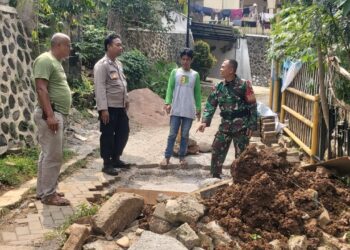 Jaga Kondusifitas Pilkada Serentak 2024 Bhabinkamtibmas Sambangi Warga