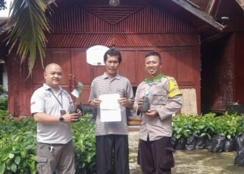 Polsek Sukaraja Berikan Bibit Ketahanan Pangan
