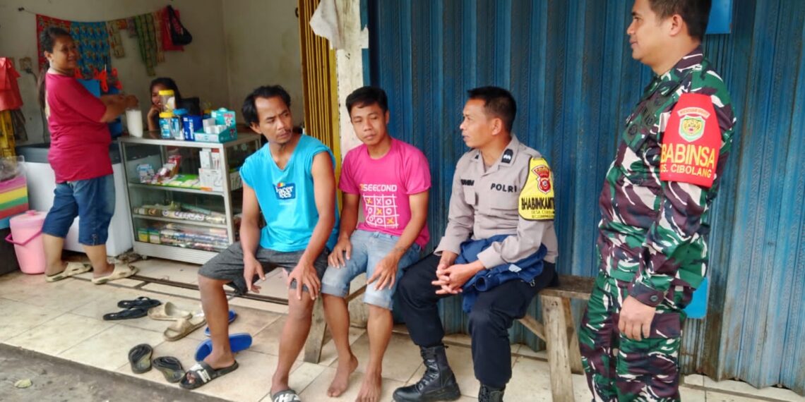Polsek Gunungguruh Bersinergi dengan Babinsa Sambangi Warga