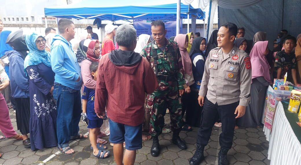 Polsek Cikole dan Babinsa Monitoring Kegiatan Gerakan Pangan Murah