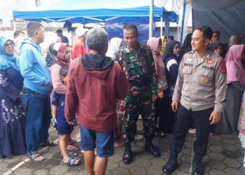 Polsek Cikole dan Babinsa Monitoring Kegiatan Gerakan Pangan Murah