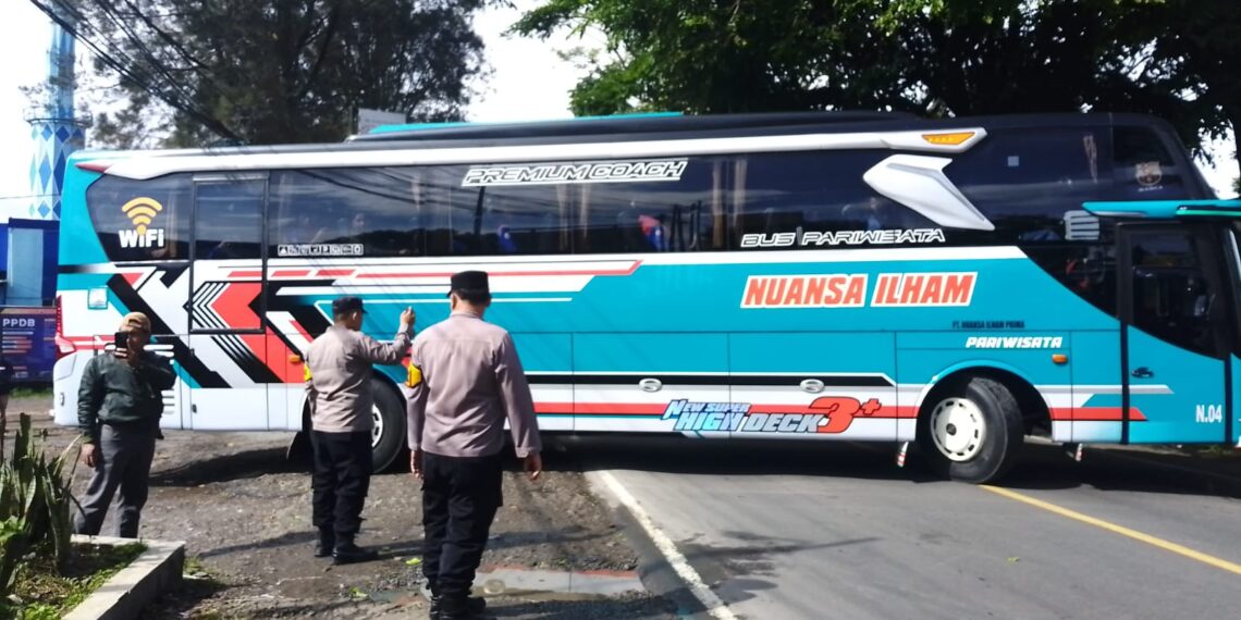 polsek Sukalarang Pimpin Pengamanan Keberangkatan Aksi Masa Buruh Ke Bandung
