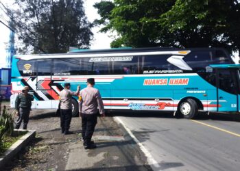polsek Sukalarang Pimpin Pengamanan Keberangkatan Aksi Masa Buruh Ke Bandung