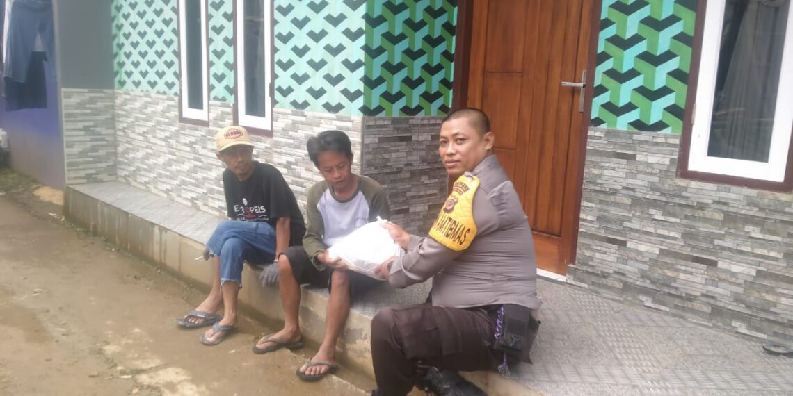 Polsek Sukaraja memberikan bantuan sembako kepada warga yang mengalami musibah