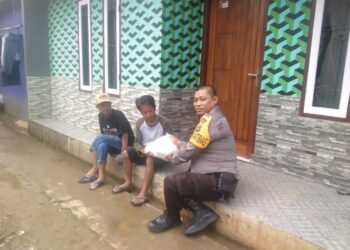 Polsek Sukaraja memberikan bantuan sembako kepada warga yang mengalami musibah