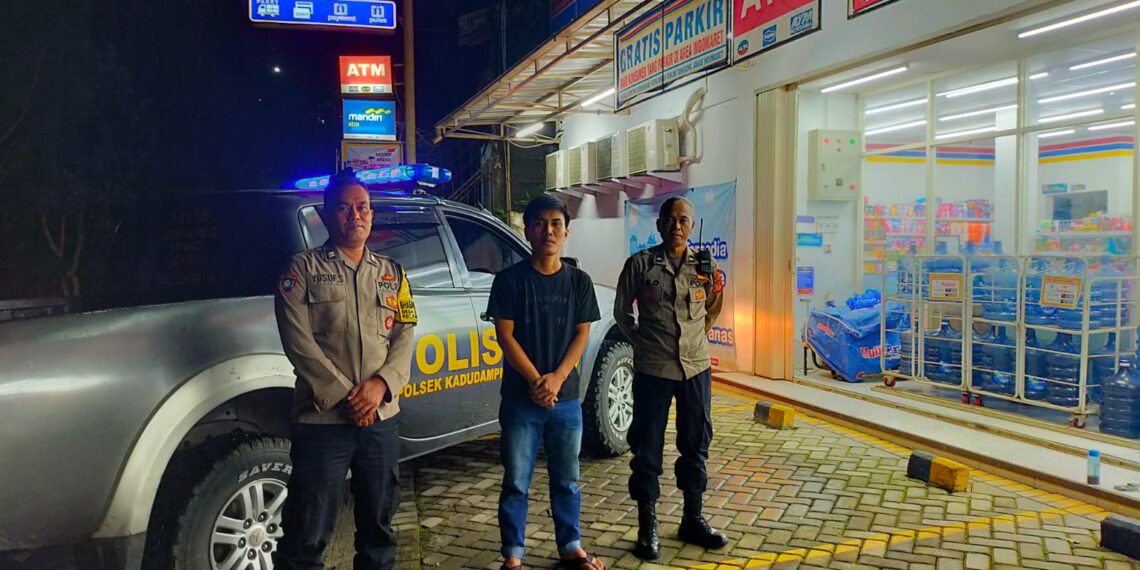 Patroli Rutin Polsek Kadudampit Antisipasi Gangguan Kamtibmas