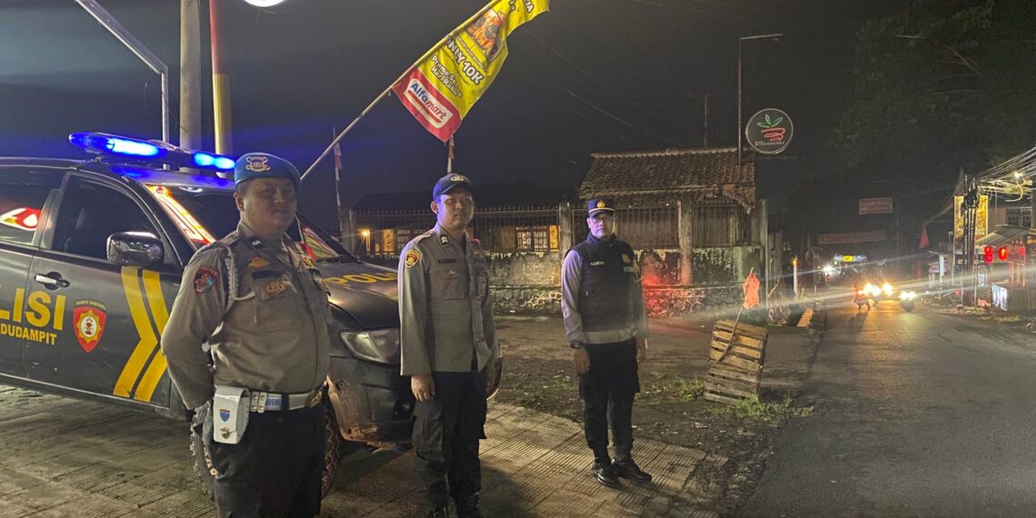 Polsek Kadudampit Laksanaman Kegiatan KRYD Dengan Sasaran Antisipasi Arus Mudik Masyarakat yang Libur Natal, Curas, dan Curanmor di Wilayah Polsek Kadudampit .