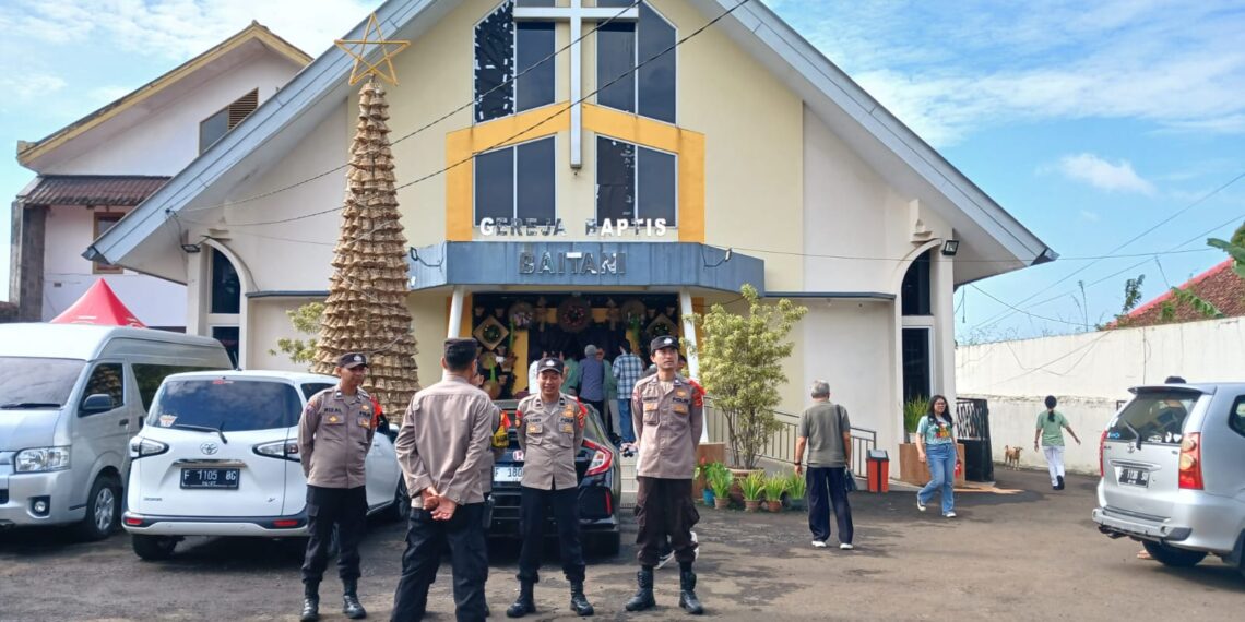Menjelang Nataru 2025, Personil Polsek Sukalarang Tingkatkan Pengamanan Ibadah Rutin di Gereja