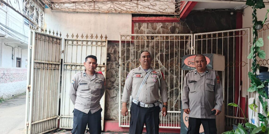 Ciptakan Rasa Aman, Polsek Gunungguruh Laksanakan Pengamanan Kebaktian rutin menjelang Natal dan Tahun baru di gereja GBIS Calvary Kota Sukabumi dalam rangka Operasi Lilin Lodaya tahun 2024