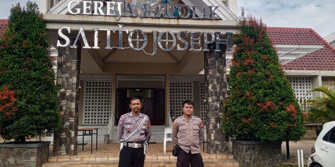 Polsek Cikole Laksanakan Pengamanan di Gereja Santo Joseph