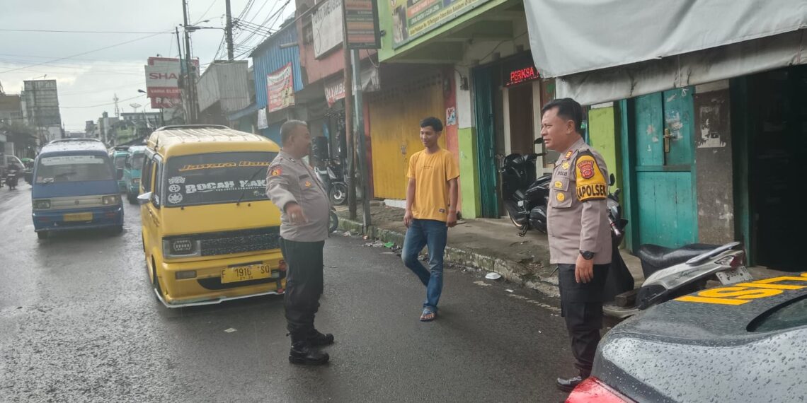 Guna menciptakan keamanan dan kondusif, Kapolsek Citamiang Patroli Dialogis dan Sambangi Warga.