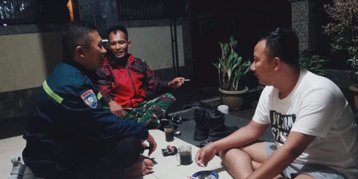 Bhabinkamtibmas Desa Selawangi Polsek Sukaraja sambang dialogis ke tokoh pemuda
