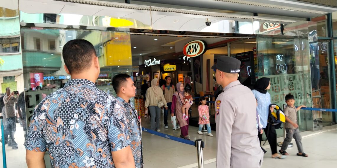 Polsek Cikole Laksanakan Patroli Dialogis Ke Pusat Perbelanjaan