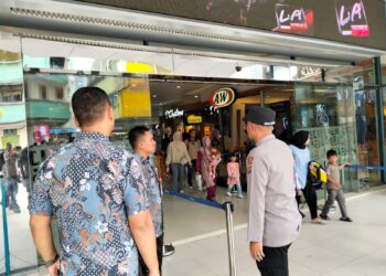 Polsek Cikole Laksanakan Patroli Dialogis Ke Pusat Perbelanjaan