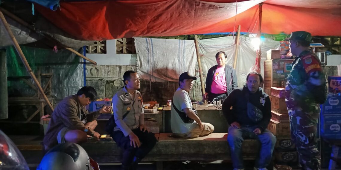 Anggota Polsek Gunungpuyuh Sambang warung kopi