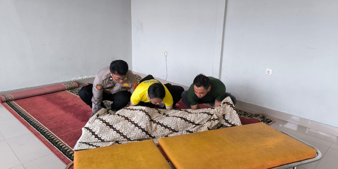 Heboh seorang ibu penjual kripik yang terjatuh pingsan mendadak