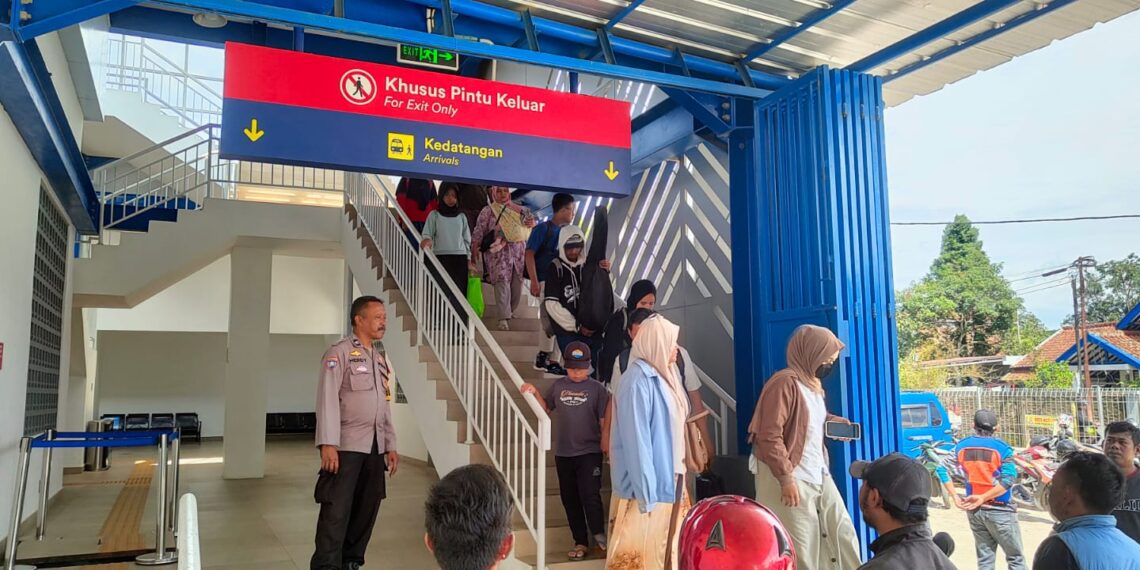 Polsek Cisaat Laksanakan  Pengamanan Stasiun Kereta Api