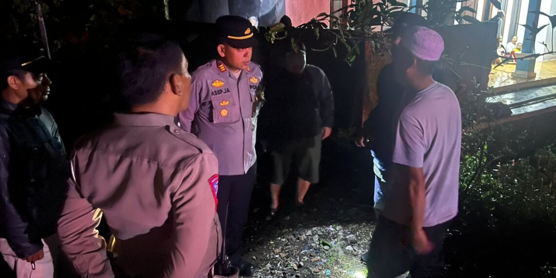 Kapolsek Sukalarang Bantu Evakuasi Kebakaran Rumah Warga di Desa Cimangkok