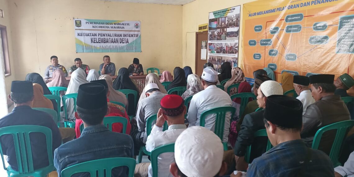 Bhabinkamtibmas Desa Margaluyu Polsek Sukaraja Polres Sukabumi Kota melaksanakan tugas Pelayanan Publik