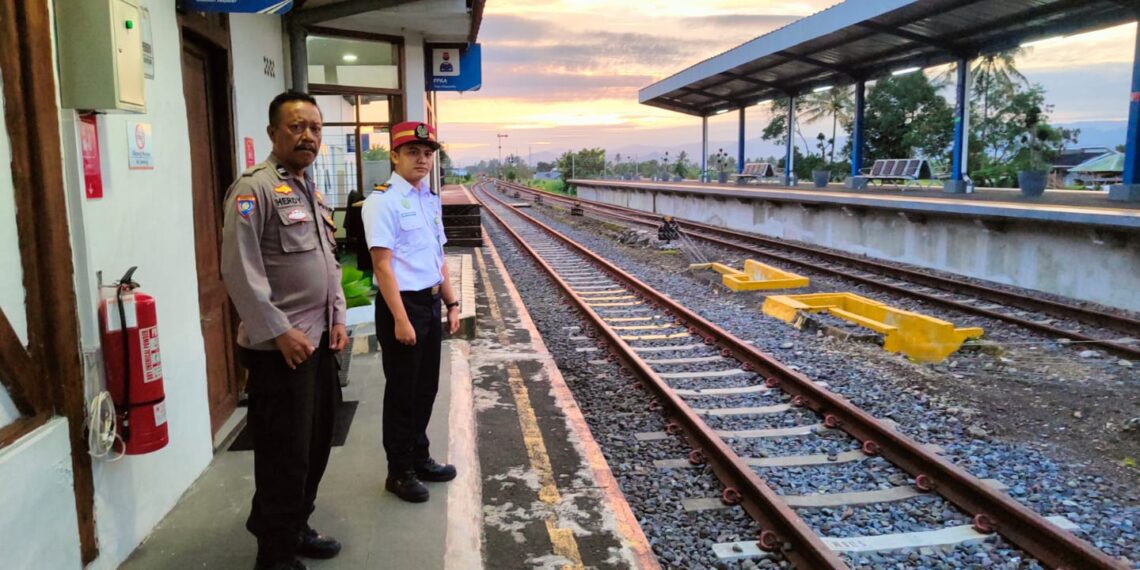 Polsek Cisaat Laksanakan  Pengamanan Stasiun Kereta Api Jelang Libur Tahun Baru