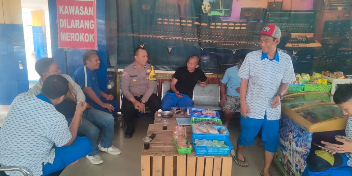 Patroli siang hari. Bhabinkamtibmas  sambangi Kru MGI