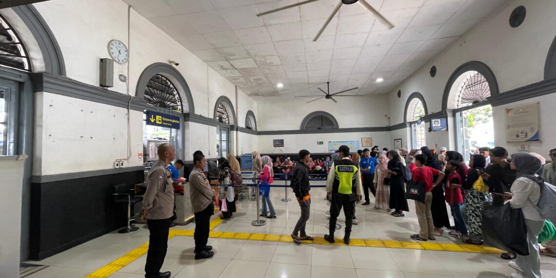 Polsek Cikole Pantau Stasiun Kereta Api Selama Ops Lilin 2024