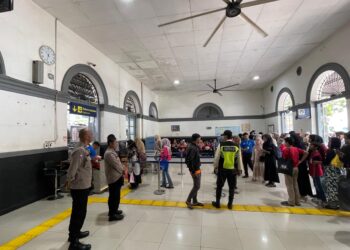 Polsek Cikole Pantau Stasiun Kereta Api Selama Ops Lilin 2024