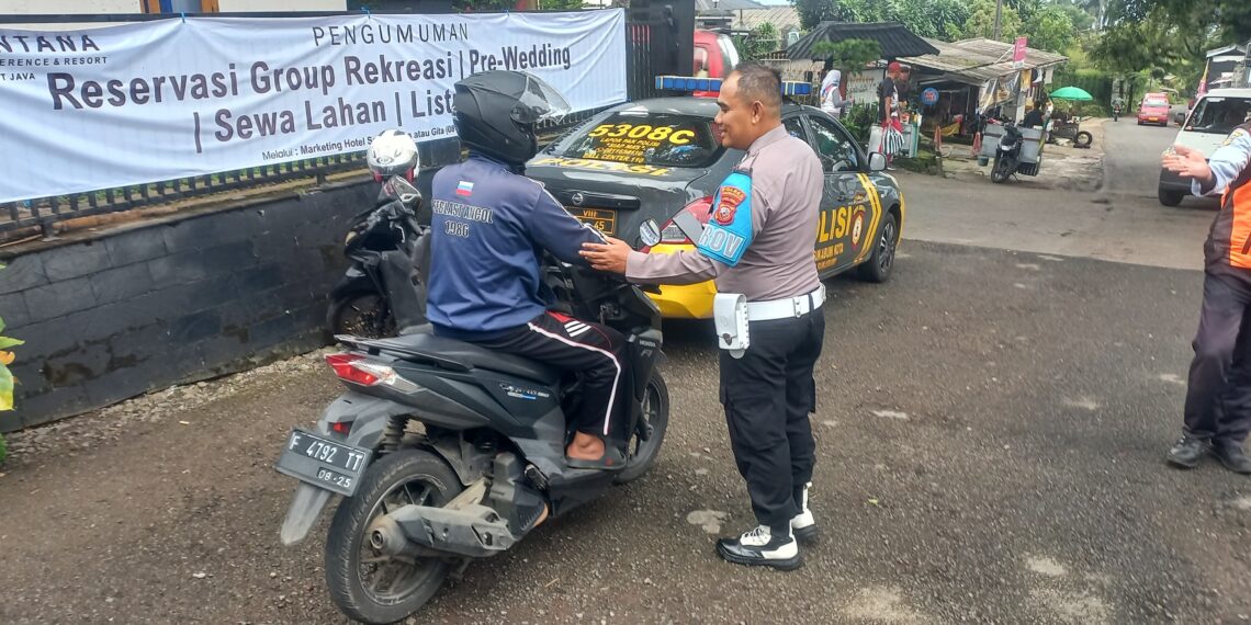Polsek Sukabumi memberikan himbauan Jauh-Dekat harus menggunakan Helm