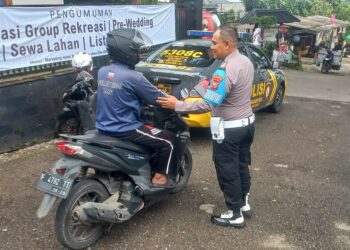 Polsek Sukabumi memberikan himbauan Jauh-Dekat harus menggunakan Helm