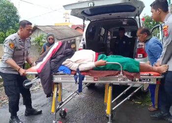 Susuri Gang Sempit, Polisi di Sukabumi Evakuasi Warga Yang Sakit Menahun