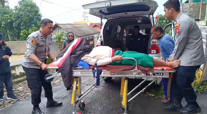 Susuri Gang Sempit, Polisi di Sukabumi Evakuasi Warga Yang Sakit Menahun