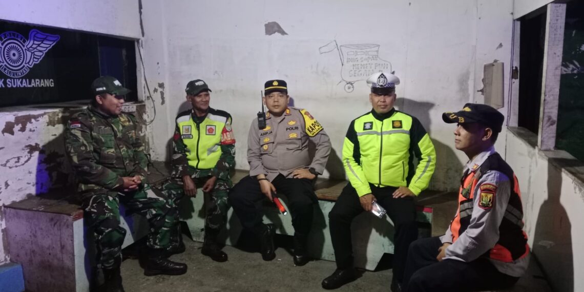 Senergitas TNI-Polri Kapolsek Sukalarang Pimpin Pengamanan Malam Pergantian Tahun Baru 2025