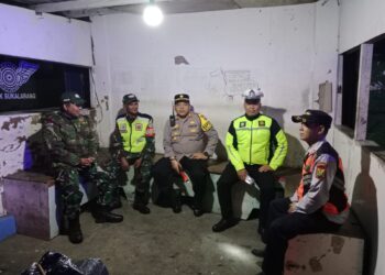 Senergitas TNI-Polri Kapolsek Sukalarang Pimpin Pengamanan Malam Pergantian Tahun Baru 2025