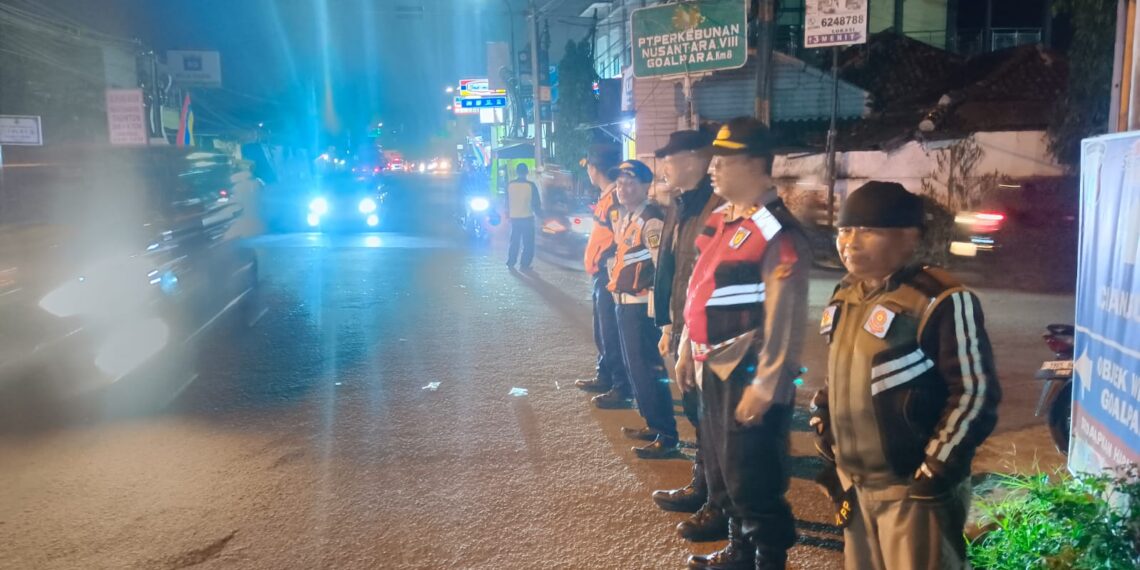 Bareng Muspika, Polsek Sukaraja Sukabumi Amankan Pergantian Malam Tahun Baru 2025
