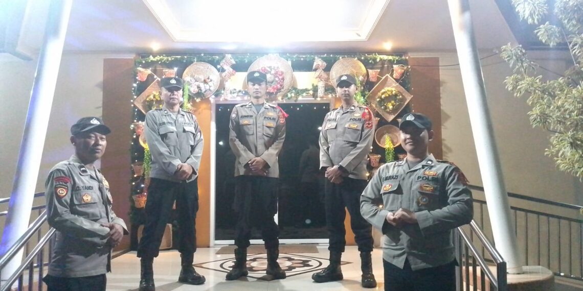 Personil Polsek Sukalarang Lakukan Pengamanan di Gereja Saat Ibadah Malam Pergantian Tahun