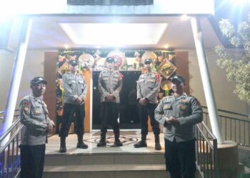 Personil Polsek Sukalarang Lakukan Pengamanan di Gereja Saat Ibadah Malam Pergantian Tahun