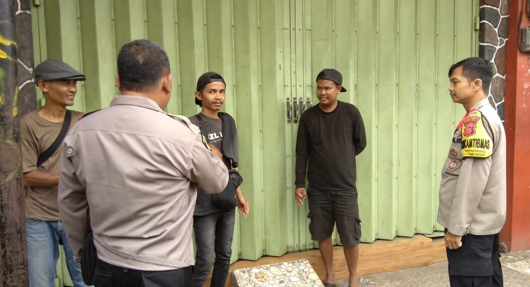 Guna menciptakan keamanan dan kondusif, Kapolsek Citamiang Patroli Dialogis dan Sambangi Warga