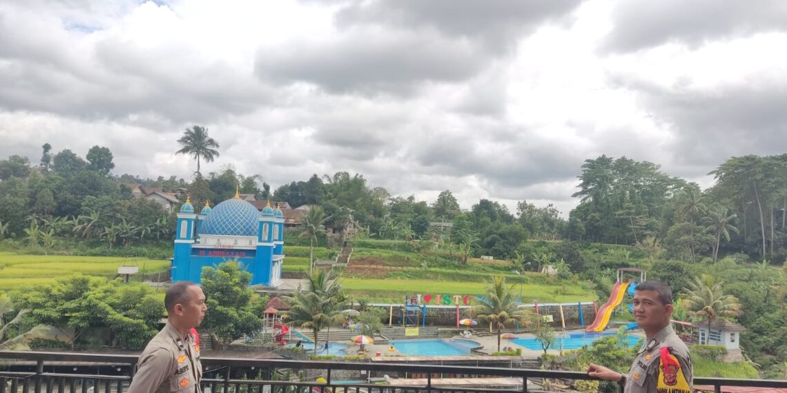 Personil Polsek Kadudampit Melaksanakan Pengamanan Objek Wisata ISTC Dalam Rangka Pengamanan Natal 2024 dan Tahun Baru 2025
