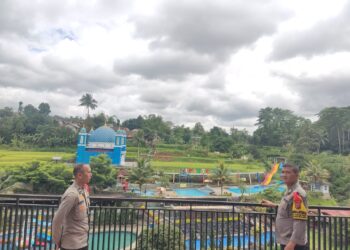 Personil Polsek Kadudampit Melaksanakan Pengamanan Objek Wisata ISTC Dalam Rangka Pengamanan Natal 2024 dan Tahun Baru 2025