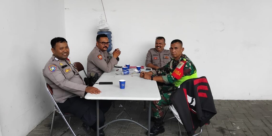 Beri Rasa Aman, Polsek Cibeureum Sukabumi Amankan Kebaktian Umat Kristiani