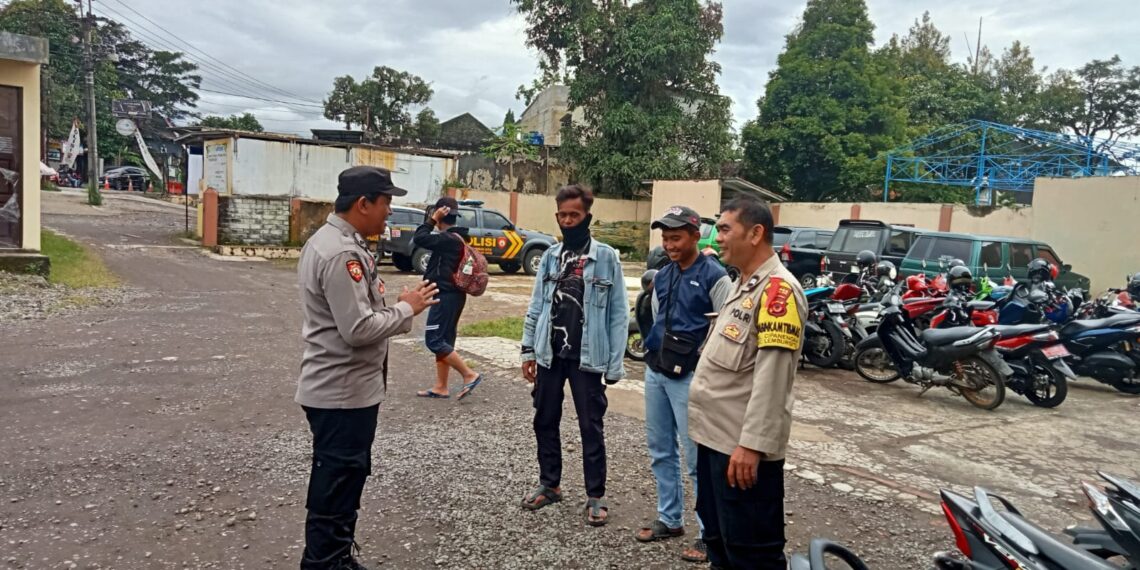 Anggota Patroli  Himbau Tukang Parkir Agar Tertib Pada Peraturan