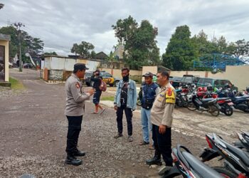 Anggota Patroli  Himbau Tukang Parkir Agar Tertib Pada Peraturan
