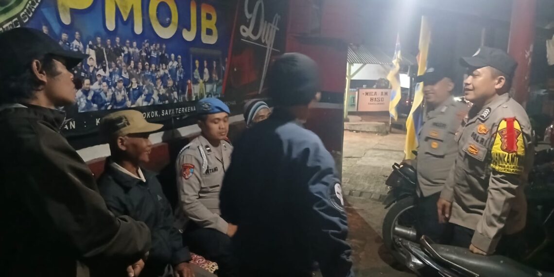 Patroli Strong Point Malam Dialogis Dengan Masyarakat Wujudkan Situasi Kamtibmas Yang Aman